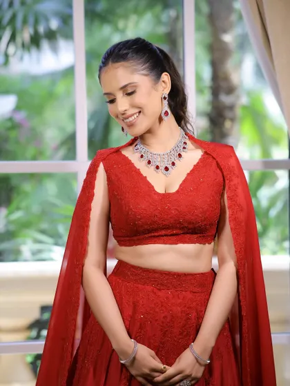 A happy, candid moment from a cocktail event. The monotone makeup with soft bronzy lids and a flawless base ensures the bride looks effortlessly radiant.