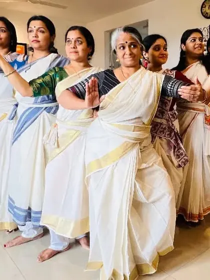 The Samarpana family comes together before our samarpanam at the Guruvayurappan auditorium.