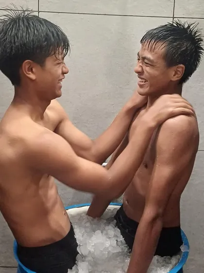 It's not all serious. Teammates share a laugh while taking an ice bath, building camaraderie even during the toughest parts of recovery.
