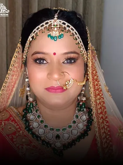 A direct look that captures the power of good makeup. Her eyes are the focus, with a sharp liner and full lashes, complemented by a bright pink lip.