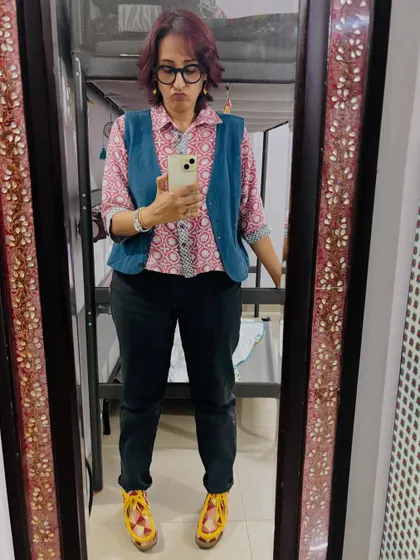 A fun, pouty pose in my Thursday outfit.
