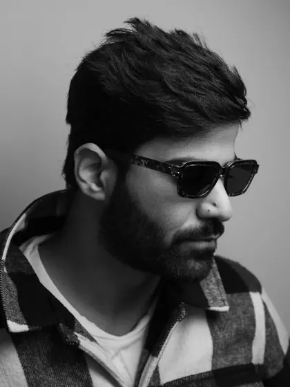 A black and white shot from a deep tech and minimal techno mixset I recorded. It's all about the groove.