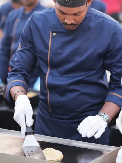 Precision and speed are key at our live griddle stations. Our chef expertly flips flatbreads, ensuring they are cooked evenly and served hot and fresh to waiting guests.