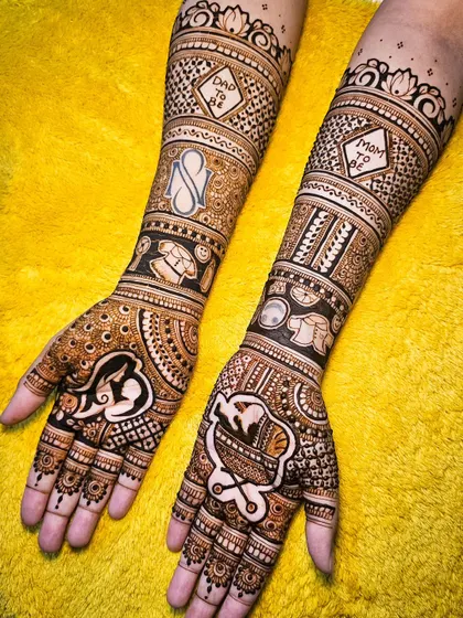 I love creating personalized mehendi for baby showers. This design features custom motifs like "Mom to be" and "Dad to be," along with adorable baby-themed elements, making it a unique and memorable part of the celebration.