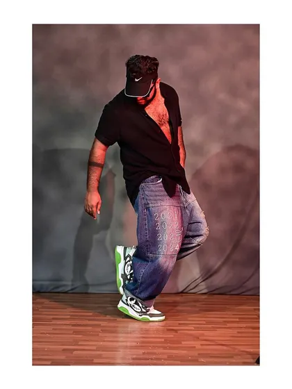 Capturing the flow of movement in a still shot. This is the energy of cinematic dance. 💫