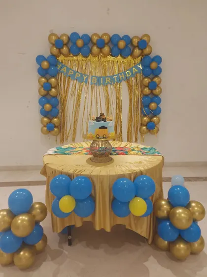A classic and elegant cake-cutting stage. The gold and blue balloon arch paired with a shimmering gold curtain creates a beautiful focal point for birthday photos.