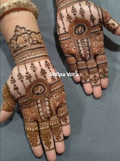 A lovely design for a family member, featuring elephant motifs in a central circle.