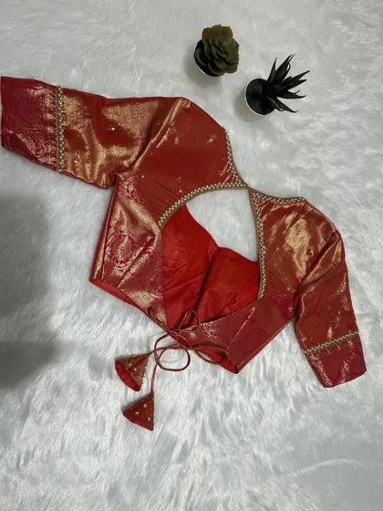 Who said minimal can’t be madly gorgeous? This blouse brings the fire and finesse, all in one fierce frame.