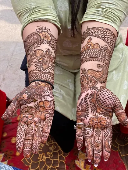 This is a beautiful Arabic-style design with a flowing pattern and intricate details. It's a popular choice for engagements, parties, and festivals.