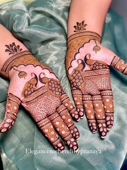 A beautiful and simple peacock design, perfect for guests or for a festive occasion.