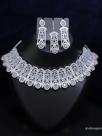 I love this silver-finish AD set with its unique design and soft pink stones. It’s modern, chic, and very elegant.