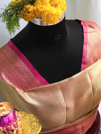 Our exclusive range of thamboolam blouse pieces are sourced straight from the looms of Benaras. The heavy borders and fine weaves make them a most sought-after thamboolam gift.