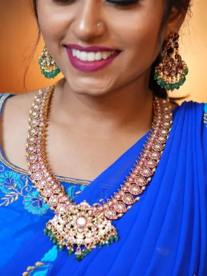 The smile says it all. This Jadau set is designed to make you feel happy and radiant.