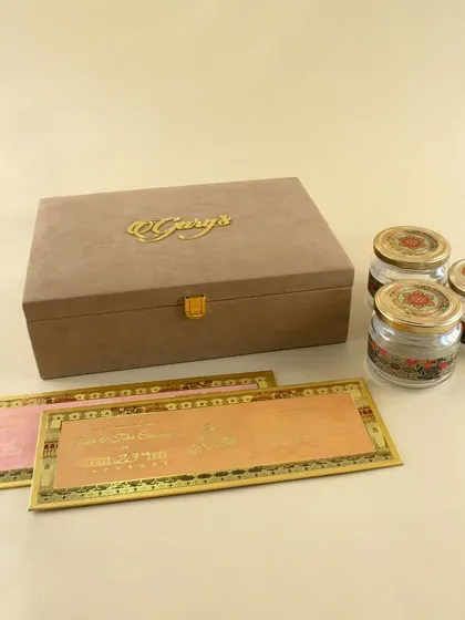 A duplicate of ID 98, this custom-branded suede box is perfect for a personalized and high-end wedding invitation.