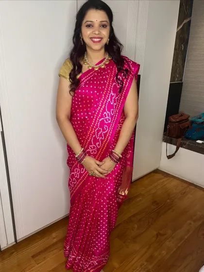 My client Anita was all smiles and ready to welcome Gauri Ganpati. I gave her a fresh, festive look with soft curls and makeup that highlighted her joy and complemented her vibrant Bandhani saree.