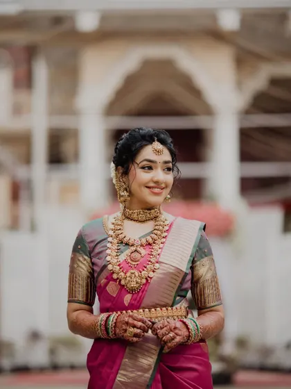 My beautiful Mallu bride Anushya, who came from Dubai for her wedding. For her Muhurtham, I created a classic South Indian look with a focus on defined eyes and radiant skin.