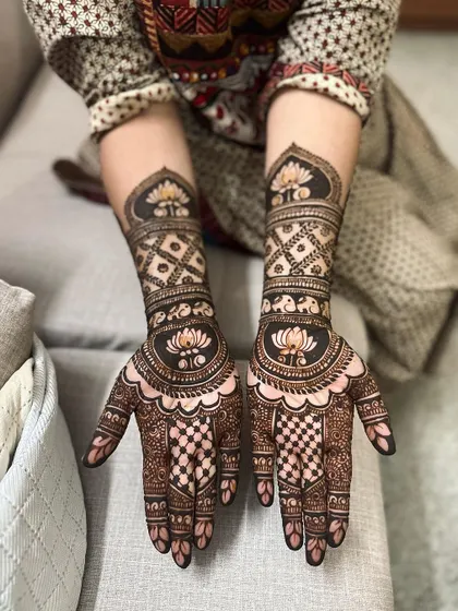 A classic design featuring lotus mandalas on the palms, checkerboard patterns, and elephant motifs on the arms. The combination is timeless and elegant.