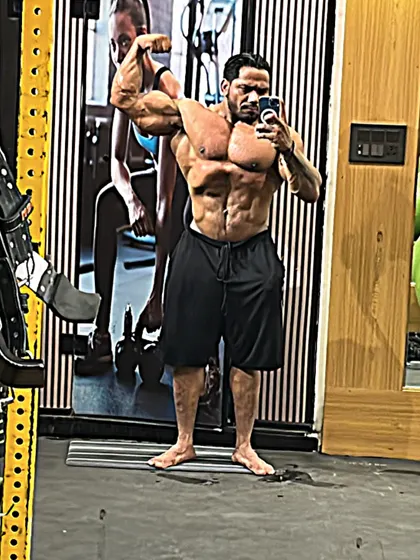I'm back. A mirror selfie showing a shredded physique.