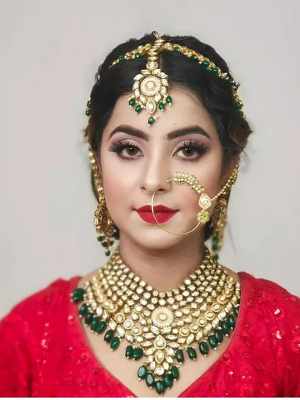 A full view of a stunning Kundan necklace with large uncut stones and emerald green drops. This piece is available for rent and I offer pan-India delivery.