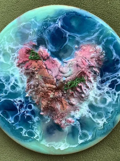 Another heart-shaped island coaster, this one with pink-hued rocks.