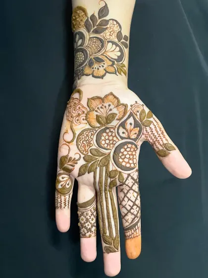 A Doha-inspired pattern with beautiful floral and leaf motifs.