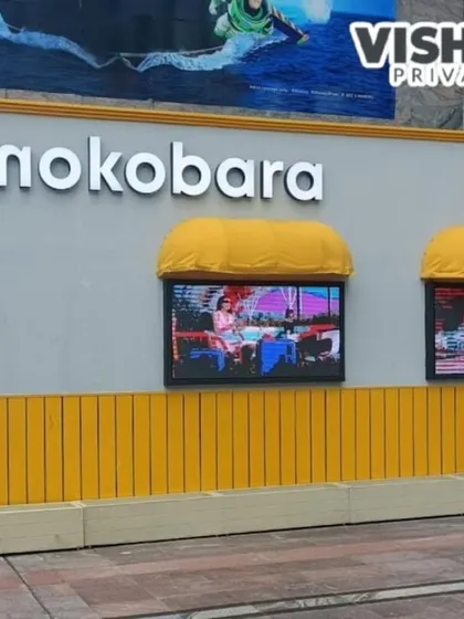 This side view shows the digital screens integrated into the structure's wall. This allows the brand to run dynamic ads and promotions, making the pop-up store an interactive marketing tool, not just a point of sale.