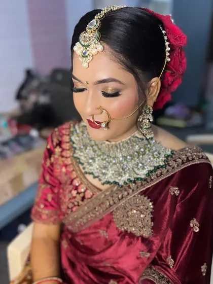 A duplicate of 122, highlighting the stunning eye makeup.