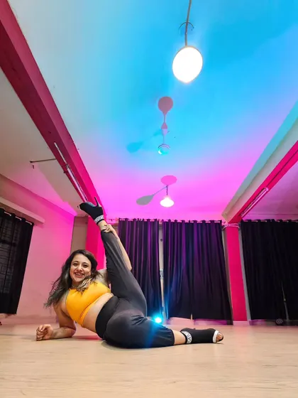 Another angle from a fun photoshoot in my studio. The vibrant lighting and my smile reflect the positive and energetic atmosphere I strive to create for every class and workshop.