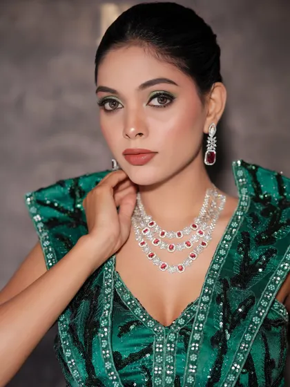 A full-face view of the stunning glam look.