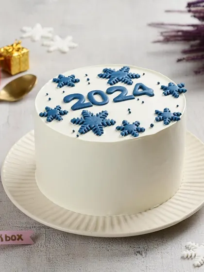 Ring in the New Year with this chic and simple snowflake cake for 2024. It's a cool and elegant way to welcome a fresh start.