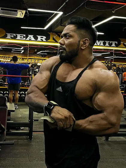 A side chest pose.