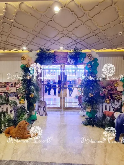 The complete entrance setup for the jungle safari party, with multiple animal props and palm trees creating a welcoming and immersive entryway.