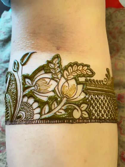 A video showing the step-by-step application of a floral arm band. You can see how I build the design layer by layer.