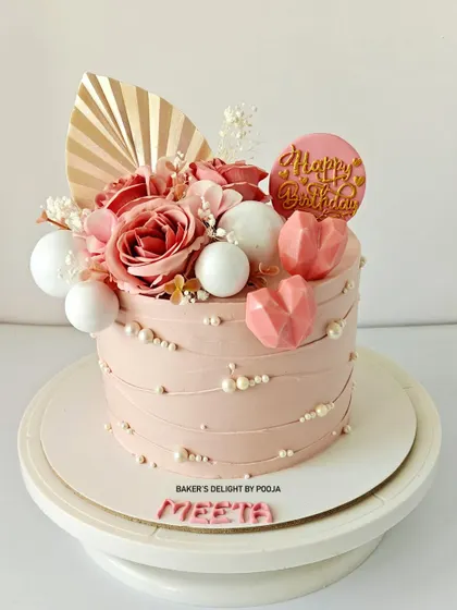 This pastel pink beauty was another sweet surprise from a husband to his wife. The design combines soft florals, geometric chocolate hearts, and delicate pearls for an elegant and romantic touch.