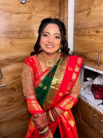 The quintessential Sakharpuda look for a Maharashtrian engagement. Her smile is the best accessory, complemented by a flawless base and softly defined eyes.