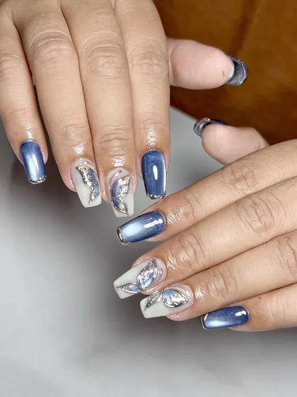 Under the sea vibes. This design features a blue cat-eye base with sculpted silver 3D fish, creating a beautiful aquatic-themed look.