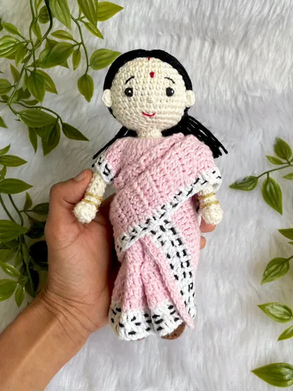 A closer look at the family replica dolls. I learned about the traditional Mekhela Sador attire to create the mother's outfit, which was a wonderful experience. Each doll is crafted with individual care and attention.