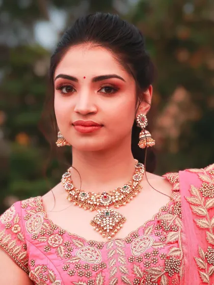 This outdoor shot shows how the makeup looks in natural light. The colors remain true and the skin looks fresh and radiant.