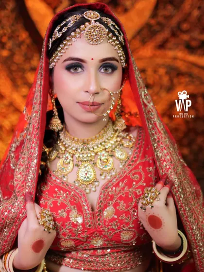 This is the classic, royal bridal look that never goes out of style. This bride is adorned in a complete traditional kundan jewellery set, including a heavy layered necklace, matha patti, nath, and matching rings, all available for purchase at my store.