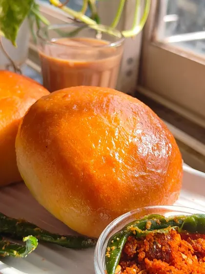 My Baked Vada Pav, served with dry garlic chutney and fried green chilies. It's a wholesome twist on a classic Mumbai street food.