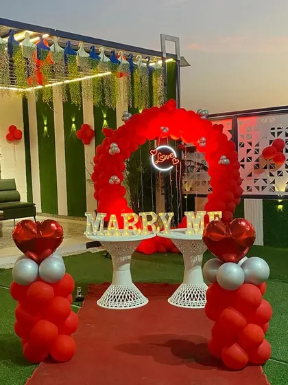This is the kind of setup that guarantees a "yes!". I create these grand proposal decorations on rooftops or any special place you choose, complete with a stunning red balloon arch, a red carpet, and glowing "MARRY ME" letters. I handle all the details so you can focus on the moment.