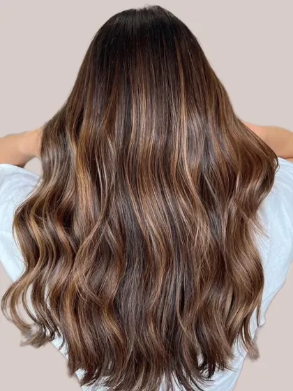 Look at the beautiful dimension in this golden warm brunette balayage. Achieving this seamless blend of rich, sun-kissed tones requires a specific formula and application technique, which I break down in my classes.