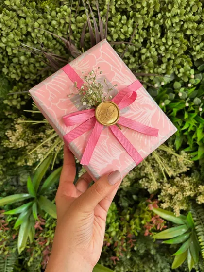 Wrapping joy, one gift at a time. Here is a collection of some of my favorite gift wrapping styles, featuring everything from bold colors and patterned paper to minimal wraps with vellum, dried flowers, and wax seals.