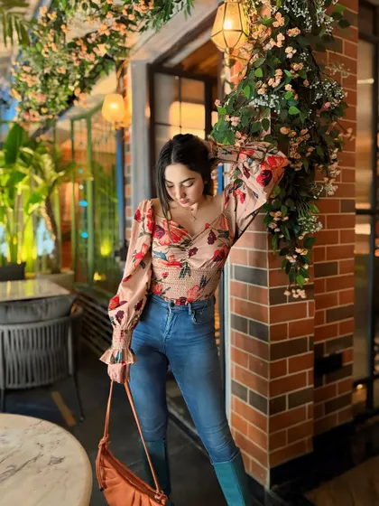 Living life to the fullest. A casual yet chic look with a floral top and jeans for a night out.