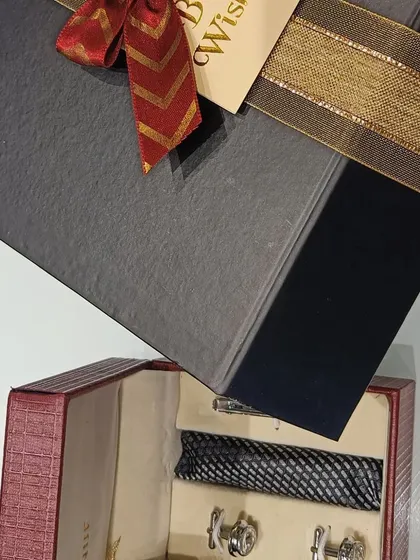 A men's accessory set with cufflinks and a tie pin, a classic and sophisticated gift for him.