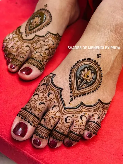 A stylish Arabic-style design for the feet. It features a central paisley motif with a lotus inside, with flowing patterns extending towards the ankle.
