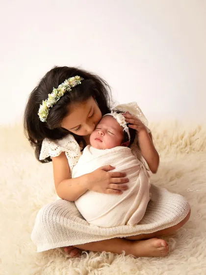 My heart just melts seeing moments like this. Capturing the gentle, loving bond between a big sister and her new baby sibling is one of the most precious parts of my job.