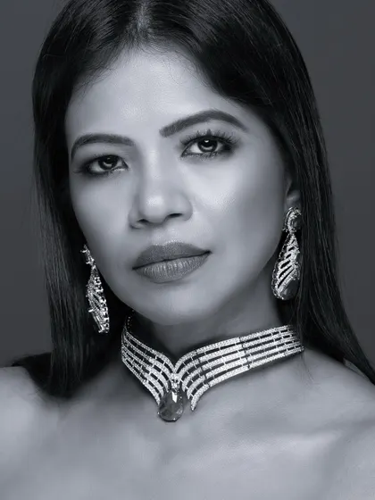 A black and white close-up of the model wearing the choker, for a classic beauty look.
