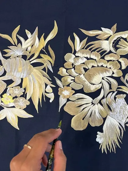 This design on a dark kurta features floral and animal patterns painted in gold and antique bronze. The metallic paints catch the light, giving the design a subtle shimmer and a touch of luxury.