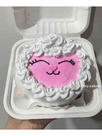 An adorable sheep face design made with piped frosting on a bento cake.